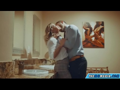 ❤️ Nigbati bilondi ti oyan ba tan ọ ni yara isinmi ti gbogbo eniyan ❤️ wa %yo.novoporn.ru
